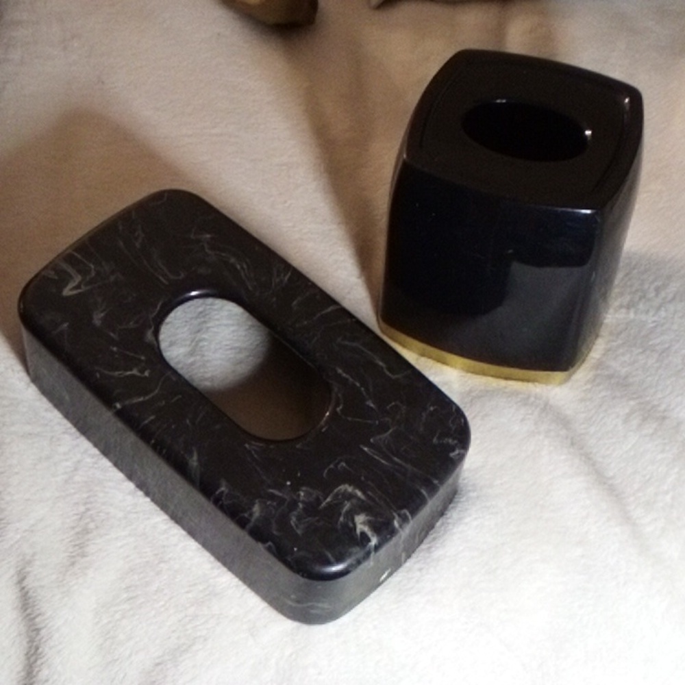 2 TISSUE HOX HOLDERS IN EUC